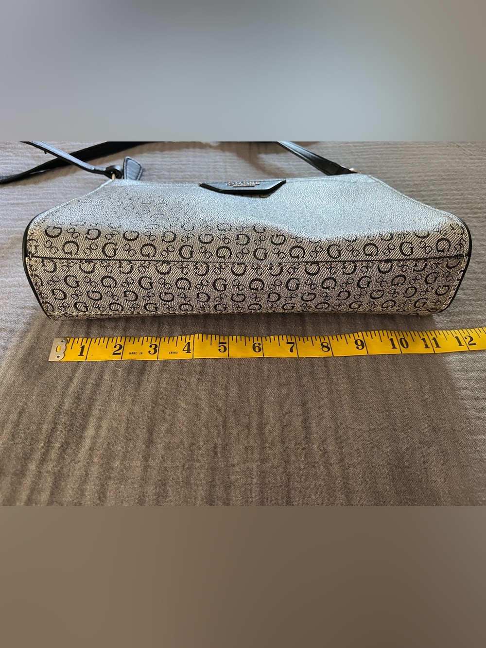 Guess Los Angeles gray/black signature print medium crossbody bag EUC - Picture 4 of 12
